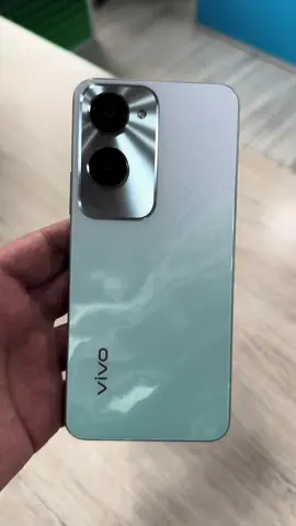 Vivo Y18 📲 El Vivo Y18 es un smartphone Android con una pantalla HD+ de 6.56 pulgadas con tasa de refresco de 90Hz, y potenciado por un procesador MediaTek Helio G85 acompañado de 8GB de RAM y 256GB de almacenamiento interno. La cámara trasera tiene un sensor principal de 50MP y la cámara selfie es de 8MP, completando sus características con una batería de 5000 mAh, lector de huellas y Android 14. #vivo #vivoy18 #vivomobile #lejotech 