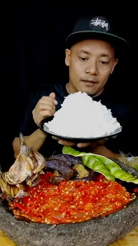 Hadehhh anak abah lgi gk slera makan ni ganjel dulu dikit#mukbang #udapalo 