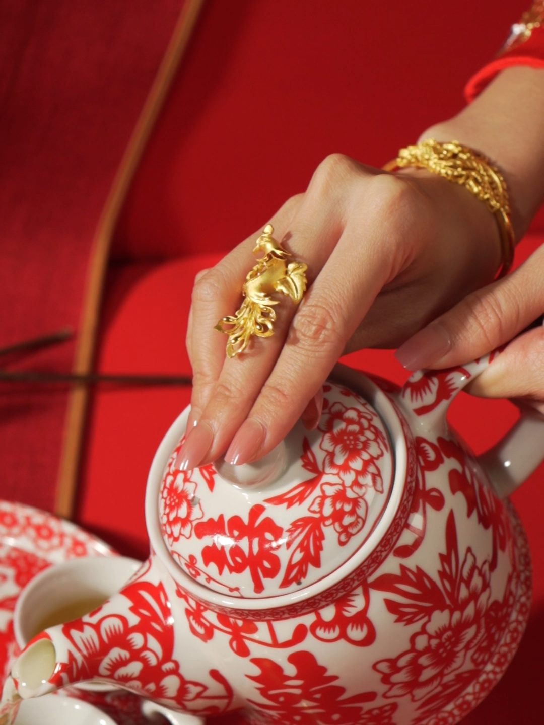 Elevate your 过大礼 with auspicious Dragon & Phoenix jewellery, beautifully crafted in 999 pure gold. Symbolizing harmony and prosperity, these exquisite pieces are the perfect touch for the special occasion. #SKJewellery #999PureGold #Wedding #ChineseWedding #过大礼 #龙凤镯