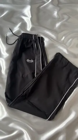 This unisex track pants got me 🥵 napakabaggy angas + semi nylon yung fabric 🔥 #Trackpants #Baggypants #Outfitrecos #outfitrecommendation #OOTD #ootdforher #ootdforhim #menpants #TikTokFashion #baggy #tiktokhaul #tiktokfinds #tiktokshop #tiktokbudol #fyp #foryou #foryoupage #fypppppppppppppp #fyppppppppppppppppppppppppppppppppppp #pants #womenpants #squarepants #trackpantsoutfit #trackoutfits #baggyoutfit #cooloutfit #casualoutfit 