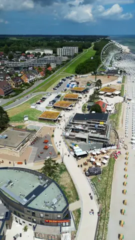 Unser Dünenpark ist schon ordentlich gewachsen! 🤩 Habt ihr euch unsere schicke Neuheit schon mal angesehen? 😊 Hier kommt ein kleiner Überblick für euch, was es dort alles schon gibt und geben wird: ✅ Eine neue DLRG-Hauptwache & Unterkunft für unsere Rettungsschwimmer. ❌ Einen multifunktionalen Gebäudekomplex mit Indoor-Spielanlage, Veranstaltungsräumlichkeiten & Bowlingbahn. ✅ Shops zum Bummeln, ein Café und ein Restaurant. ✅ Einen Beachclub direkt am Meer | Die Soul Lounge könnt ihr bereits in einer kleinen Version genießen, bis der große Gebäudekomplex steht. ❌ Einen Abenteuer- und einen Wasserspielplatz. ✅ Eine Outdoor-Boulderwand, die für alle zugänglich ist. ✅ Freiflächen zum Entspannen und Genießen stehen euch zum Teil bereits zur Verfügung. Es lohnt sich also, mal vorbeizuschauen! 😃 💛 #dünenpark #grömitz #ostseeküste #ostsee #shops #beachclub #shopping #strandliebe #urlaubammeer #ostseeurlaub #meingrömitz 