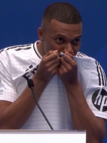 El beso más esperado de la historia ⚪ El de Kylian Mbappé al escudo del Real Madrid ❤️  #TikTokDeportes  #tiktokfootballacademy  #deportesentiktok  #realmadrid  #madrid  #kylianmbappe  #mbappe  #santiagobernabeu