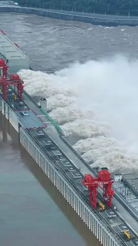 长江三峡大坝开启9孔泄洪，5分钟可以灌满杭州西湖#china 
