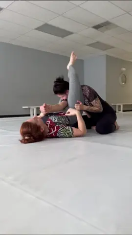 Triangle from Gaurd!🔻🔺 It’s still no gi month and we are going back to basics with these movements 🤙🏻 #jiujitsugirl #bjj #fypage #bjjlifestyle #brownbelt #sanabul #womensjiujitsu #bjjgirls #jiujitsu #nogi #triangle #alchemize 