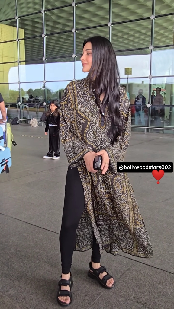 Comment for your favourite actress the elegant & beautiful SHRUTIHAASAN  spotted at airport @DANCING WORLD @BOLLYWOOD STARS #bollywoodstars002 #foryou #foryoupage #viral #tiktok #duet #trending #bollywood #BollywoodDance #BollywoodSongs #BollywoodActors #BollywoodActresses #BollywoodMovies #BollywoodFashion #BollywoodNews #BollywoodUpdates #BollywoodLovers #BollywoodFever #BollywoodMagic #BollywoodGlitz #BollywoodGlamour@Sohail bhai @Emmy @🫀 Dr Îndah Qalbi 🩺 @Leenu_abbasi @MBC Bollywood 