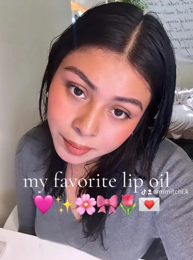 such a good lip product ❤️ @Rare Beauty #rarebeauty #rarebeautymakeup #rarebeautylipoil #selenagomez #selenagomezmakeup #lipoils #microinfluencer #latinainfluencer #latinacreator #makeupcreator #fypシ゚viral #blowthisup #foryoupage #fyppp 