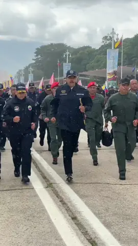 Nuestro CJ @Nicolás Maduro: Con el bastón de mando le digo a la Policía de Venezuela: Perseveremos en el camino de la doctrina de seguridad venezolana, #Humanista y de #Unión junto al pueblo. ¡Nuestro modelo de #SeguridadCiudadana es #ejemplo en el mundo! 