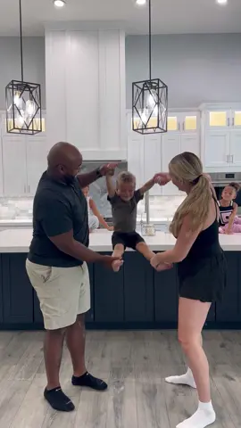 Is it really that weird to wash your kids’ hair in the sink?🤣😅 @Bloom Nutrition #BloomPartner #PrimeDayDeals #AmazonFinds #HairDay #Family 