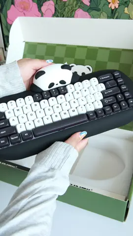 Can’t decide which one I love more! 😭💘 This is @YUNZII KEYBOARD new C68 Panda Keyboard 🐼♥️ They have the cutest keebs 😩 #desksetup #mechanicalkeyboard #keyboardasmr #deskdecor #homeoffice #deskorganization #wirelesskeyboard 
