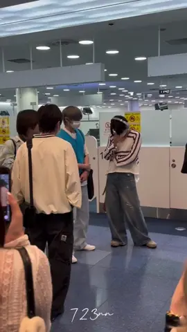 Yeonjun siempre es muy pensativo, en el directo pidió mantener distancia en el aeropuerto porque Beomgyu todavía tiene dolor y ahora esperó un poco, luego miró a Beomgyu y caminó lentamente para que Beomgyu también pudiera caminar cómodamente #tomorrow_x_together #txt #txt_bighit_official #txtmembers💖🦋🦋💖💖💖💖💖💖 #moa❤txt #choiyeonjun🦊 #choisoobin🐰 #choibeomgyu🐻 #kangtaehyun🐿 #hueningkai🐧 #tomorrowbytogether #txtedits 
