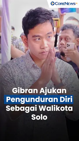 Wakil Presiden (Wapres) terpilih Gibran Rakabuming Raka akan melayangkan surat ke DPRD terkait pengundurannya dari jabatan Walikota Solo. Hal ini dibenarkan Wakil Wali Kota Solo, Teguh Prakosa. “Besok kan beliau akan mengirimkan surat ke DPRD. Siang lah karena DPRD-nya baru pergi. Kita tunggu pak ketuanya datang, katanya besok siang,” kata Teguh di Solo, Senin, (15/8/2024). Menurutnya, Gibran Rakabuming sudah berkomunikasi dengannya terkait rencana pengunduran dirinya. “Ya, menyampaikan biasa. Pak Wakil, ini dengan pengunduran diri saya berarti sisanya kan mesti pak Wakil yang nanti memimpin,” bener Teguh menirukan omongan Gibran. Masih menurut Teguh, Gibran sudah memintanya yang bakal jadi Plt Wali Kota Solo untuk meneruskan keberlanjutan program tersebut. “Berarti di penghujung nanti harus terlaporkan semua. Termasuk hal-hal lain kan APBD Perubahan, APBD 2025 termasuk LPJMD selama lima tahun ke depan kan sudah maju semua,” jelasnya. 📸 : Dok.Istimewa #corenews #corenewsid #gibran #walikota #solo #beritaharian #beritaindonesia #beritanasional #beritaupdate #beritaindo #beritaterbaru #berita #beritaterkini #bisnis #ekonomi #info 