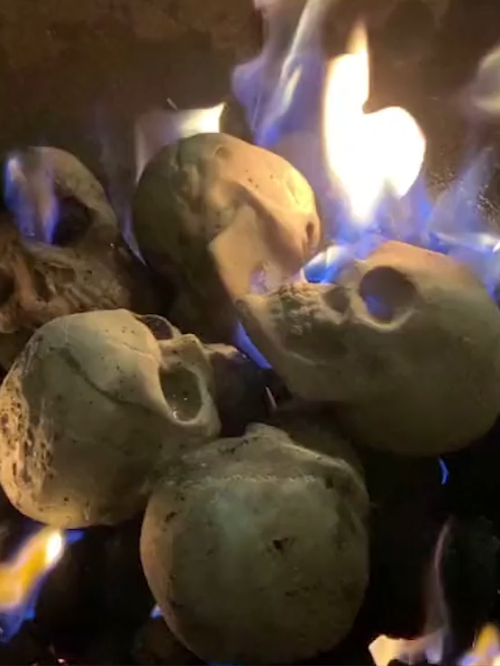 💀These handmade human skull fire log made with heat-resistant ceramic has no peculiar smell when burning!