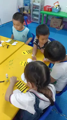 Phát triển thẩm mỹ - Tiết học: CON ONG CỦA BÉ 🐝       - Các bạn nhỏ lớp Chồi cùng cô tham gia thực hiện sản phẩm tạo hình con ong.      - Thông qua tiết học, góp phần giúp các bé phát triển tư duy về hình ảnh con ong, xác định và nhận biết được cơ bản những bộ phận chính của con ong.  - Khả năng quan sát và các thao tác thực hiện dán, sắp xếp và bố cục sản phẩm được các bé thực hiện sáng tạo, đẹp. Với những vật liệu đơn giản: giấy màu, keo dán, bút màu… các bé thích thú và thực hiện tốt các hướng dẫn của cô; các cô luôn thúc đẩy mọi cố gắng từ các bạn để các bạn nhỏ có thể tự hào và vui với chính sản phẩm tự tay mình hoàn thành được.       - Tiết học đã nhận được sự hợp tác tích cực và niềm vui khi học tập đến từ các bạn nhỏ. #Vani #VaniPhươngAn #MầmNon