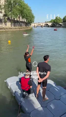 Anne Hidalgo se baigne dans la Seine. Pour l’occasion, notre journaliste Alix Girod de l’Ain, ou Dr Aga, a enfilé sa combinaison et son bonnet de bain.  #annehidalgo #seine #baignade #jeuxolympiques #paris2024 