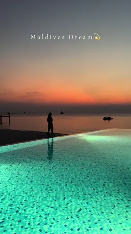 Imagine being here right now✨ #maldives #sunset 