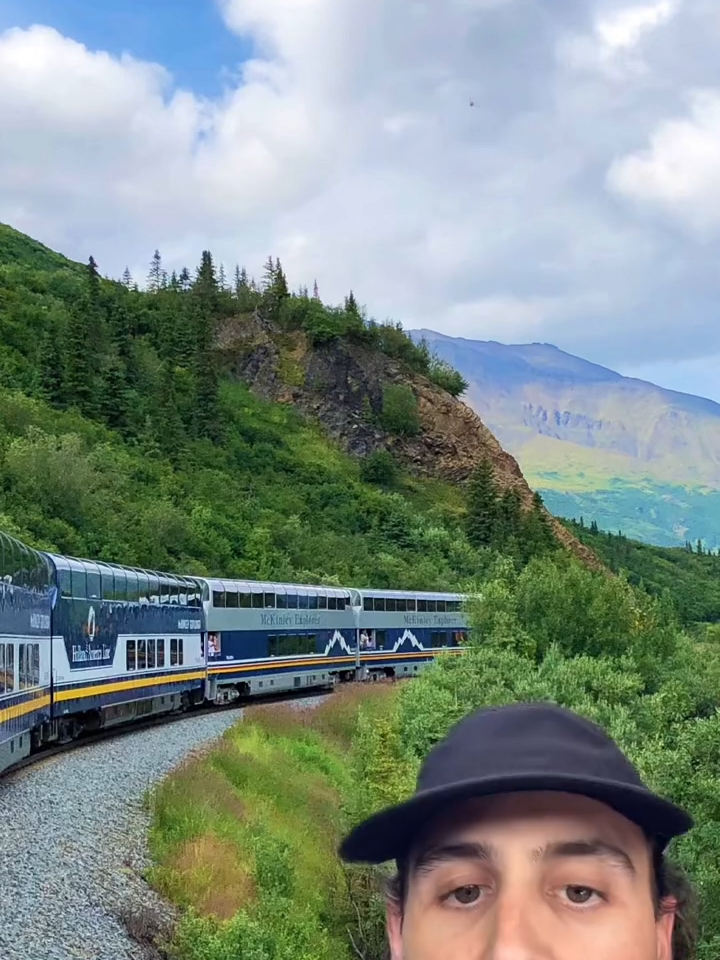 All aboard the 📍#McKinleyExplorer Dome Train for an unforgettable Alaskan adventure 🚂🏔️  Send this to who you'd take here 📲  🎥 @adam_lovick #visitAlaska #scenicview #trainride