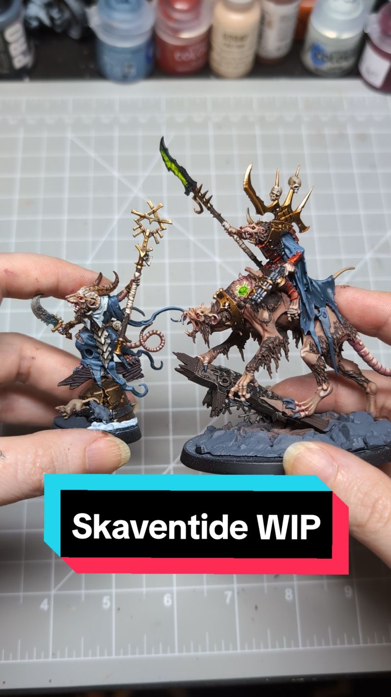 Next little rat friend - the new Grey Seer from Skaventide! 🐀🐁 Having so much fun with them! Painting them on Twitch - VODs up on YouTube soon #warhammer #warhammer40k #miniatures 