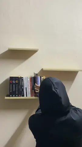 Dah bosan letak buku dalam lemari. Kita ubah keluar pulak! Cantik, murah and kukuh pulak tu! Mak approved 💅🏻💅🏻💅🏻 #hangingrack #hangingshelf #bookslover #roomdecor #roommakeover #homedecor #minimalist #affiliatemarketing #fypシ 