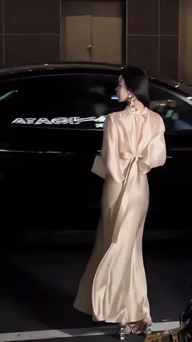Nhìn bóng lưng thôi cũng biết người đẹp 🥀 #xuhuong #fypシ゚ #foryou #slay #fashion #dress #citywalk #datenight 