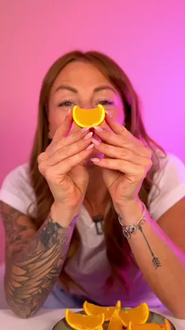 CRASH’FOOD : UNE ORANGE GELÉE 🍊 Ton 3ème @ devra t’en faire ! Une recette originale qui surprendra visuellement et gustativement ! Je trouve l’idée ludique pour faire découvrir d’autres textures aux enfants ! Celle-ci rappelle la texture appréciée des bonbons ! Et en plus, on peut complètement supprimer le sucre si les oranges ne sont pas trop amères ! Ingrédients pour 4 oranges : 400ml de jus d’orange (environ 4 oranges bio non traitées) - 50g de sucre - 2g d’agar agar  Coupe les oranges en deux et vide-les en prenant soin de ne pas abîmer les peaux. Mixe quartiers d’oranges que tu as récupéré pour obtenir un jus que tu passes au tamis. Verse le jus filtré avec le sucre dans une casserole sur feu doux. Quand le mélange est tiède, ajoute l’agar-agar et mélange jusqu’à ébullition. Verse le mélange dans un bol et laisse le redescendre 15 minutes en température avant de le verser dans les peaux d’oranges. Place au frais minimum 2h avant de les découper. Conservation : Les oranges gelées se conservent jusqu’à 4 jours au réfrigérateur Crédits : Tiktok @GialloZafferano 