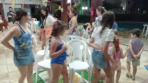 Dia de Diversão com os amigos  #irmasliaelaura #crianças #tiktok #kids #diversao #happy #criancas #friends #amigas #banho #piscina 
