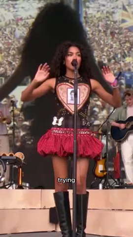 Still not over @Olivia Dean performing Messy on @Glastonbury Festival’s Pyramid Stage 💐 #livemusic #oliviadean #OnTour #glastonbury #glastonburyfestival #festival