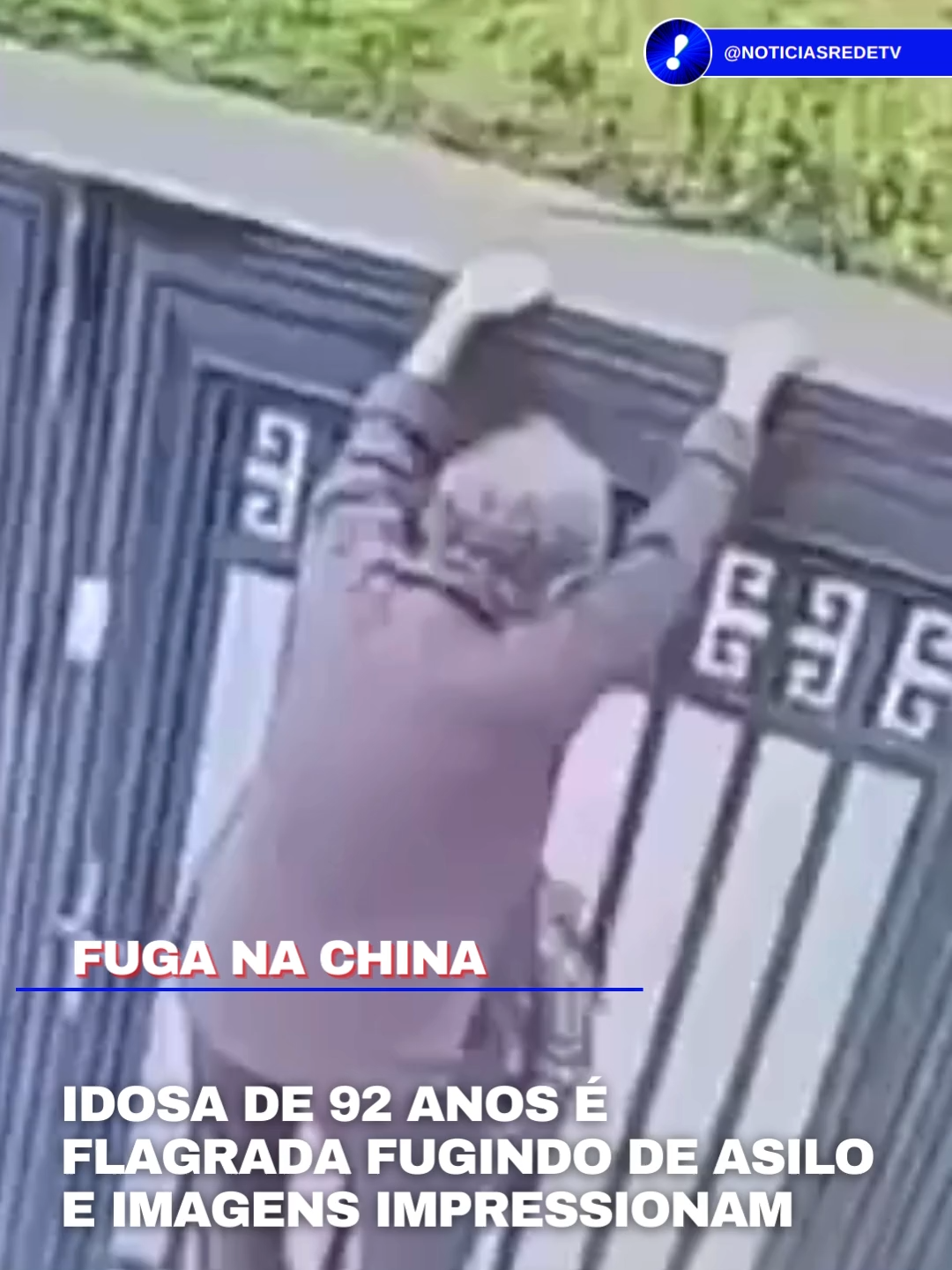 Uma idosa de 92 anos foi flagrada fugindo de uma casa de repouso na província de Shandong, China, escalando uma cerca de mais de dois metros em apenas 20 segundos! O vídeo dessa fuga impressionante viralizou nas redes sociais, surpreendendo os internautas. Segundo o diretor da residência, a idosa sofre de Alzheimer grave e esqueceu onde estava.  Apesar do susto, ela foi encontrada nas proximidades pelos funcionários, graças às câmeras de segurança que registraram tudo. 📸Reprodução/Redes Sociais #redetv #noticias #informação #jornalismo #curiosidade