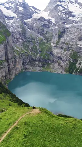 📍Oeschinensee( озеро Ошінензее), Switzerland 🇨🇭 • • • •Озеро знаходиться в кантоні Берн, Швейцарія, за 4 км на схід від громади Кандерштег.  •Озеро утворилося природним чином після обвалу схилу гори Долденхорн, який закрив стік води з долини. Озеро розташовано на висоті 1 578 м над рівнем моря, має площу поверхні 1,1147 км² (у середньому) та максимальну глибину 56 метрів. • • • • •З 2007 року озеро включено до природоохоронної території і об'єкту Світової спадщини ЮНЕСКО! • • • #oeschinensee #гори #природа #швейцарія #туризм #switzerland #explore #photography #mountains #*nature #Outdoors #*hiking #backpacking #iphone #fyp#adventure #travel #gorpcore #explorepage #foryou #озеро 