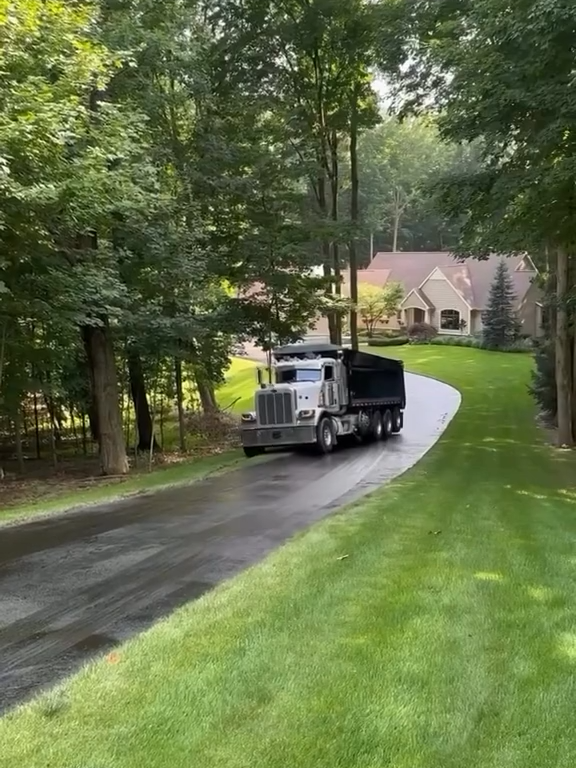 Whoops 😳 - 🎥: @kalebsmalls #asphaltpaving #asphaltlife #construction #constructionlife💪👷‍♂️ #pavingsomeasphalt #constructionfail