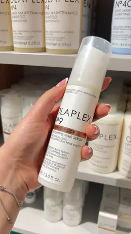 Twoje włosy potrzebują ochrony i odżywienia? Przedstawiamy Olaplex No. 9 Bond Protector Nourishing Serum – Twojego nowego bohatera w pielęgnacji włosów! 💧🌿 🔹 Dlaczego warto wypróbować? 🔹 🌿 Ochrona przed zanieczyszczeniami: Serum tworzy ochronną barierę, chroniąc włosy przed szkodliwym wpływem czynników środowiskowych, takich jak zanieczyszczenia i promienie UV. 🌿 Odżywienie i regeneracja: Formuła wzbogacona składnikami odżywczymi, które głęboko nawilżają i regenerują włosy, przywracając im zdrowy wygląd i blask. 🌿 Lekka formuła: Serum nie obciąża włosów, dzięki czemu są one lekkie, gładkie i pełne życia. ✨ Podaruj swoim włosom ochronę i odżywienie z Olaplex No. 9! ✨ Czy ktoś z Was już używał tego serum? Podzielcie się swoimi doświadczeniami w komentarzach! 💬👇 #olaplex #kosmetyki #wlosy #pielegnacjawlosow #kosmetykidowlosow #pieknewlosy 