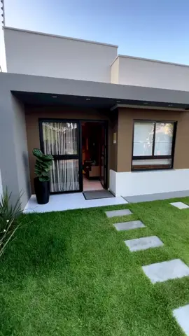Fachada de casa moderna para quem busca ideias de fachadas de casas modernas e projeto de Arquitetura de casa simples e bonita. #casa #fachadasmodernas #fachadasdecasas #casas #arquitetura