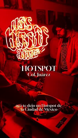 El rincón de la Colonia Juárez que se robó mi corazón:📍Bussifame. @Bussifame ❤️‍🔥❤️‍🔥 Un bar en la Ciudad de México para echar drinks o cafecito con tus amigos o en pareja. Su onda retro, vibra, música y ambiente son algo que no había visto antes en la Ciudad de México. Un lugar tan pequeño, pero tan poderoso. La música es cuidadosamente seleccionada entre cláaasicos y tocan vinilos. Los drinks que probamos fueron una verdadera delicia y me encantó que estuvieran bien servidos. Los top que recomendamos son: - Zinzunzán: aguardiente navajas, tepache sazón, jamaica, sedrón, limón y jarabe. ($190) - Guampiro: mezcal guajo, jarabe de chiles, limón, escarchado de chile ($190) - Bussifame: mezcal, cocchi rosa, licor de naranja y tónica ($190) - Gainsbourg spritz: Aperol, Cinzano, St. Germain, jarabe de mango ($190) Y para que nunca te falte su vibra, tienen una playlist en spotify que se llama 