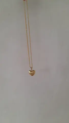 #necklace #necklaceforwomen #womennecklace #jewelry #fashionable #affordable #gold #fashion #heartnecklace #heartpendant #goviral #foryou #fyp 
