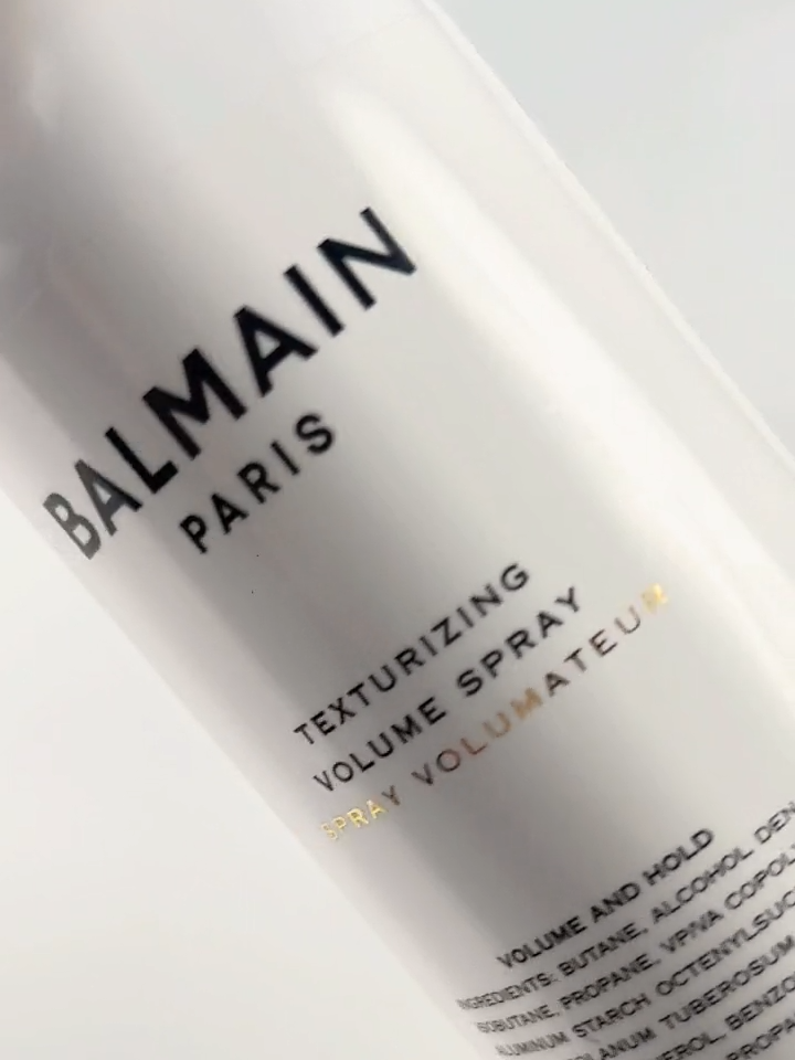 เพิ่มวอลลุ่มพร้อมยกโคนผมกับ Balmain Texturizing Volume Spray สเปรย์เพิ่มวอลลุ่มระดับกูตูร์ พร้อมยกโคนผมให้อยู่ทรงยาวนาน ส่วนผสม Silk Protein และ Argan Oil กระตุ้นการกักเก็บความชื้นที่เหมาะสมภายในเซลล์ผม ซ่อมแซมและปกป้องเส้นผมที่แห้งเสีย และอ่อนแอจากสภาพแวดล้อมที่รุนแรง ช้อปเลยที่ FIRSTER by King Power 📍 สาขา คิง เพาเวอร์ มหานคร 📍 สาขา สยามสแควร์ ซอย 7 🗓 เปิดให้บริการทุกวัน ⏰ เวลา 10.00 น. - 21.00 น. ————————— 💜 ช้อปออนไลน์ https://www.firster.com/ 💬 หรือช้อปผ่าน Chat & Shop แค่แชทก็ได้ช้อป แค่คลิก >> 👉🏻 https://bit.ly/FIRSTERCHATSHOP แล้วสั่งสินค้าที่ต้องการได้เลย 🌟สมัครสมาชิก FIRSTER รับสิทธิพิเศษมากกว่าใคร : https://bit.ly/3SRXH3P 📲Download App : https://bit.ly/3UnKH5b #Firsterbykingpower #ShopNewPossibilities #ช้อปทุกวันเป็นไปได้อีกเยอะ #FIRSTERMIDYEARSALE #FIRSTERลดจัดหนักช้อปจัดเต็ม #BalmainHair