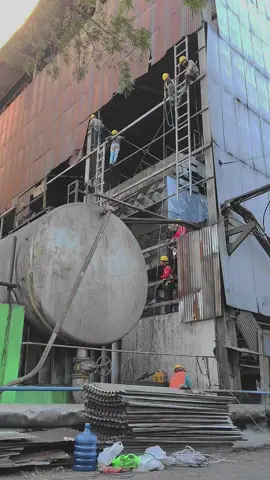 #CapCut climbing pemasangan clading pabrik #clading #climbing #panjatdinding #pabrik 