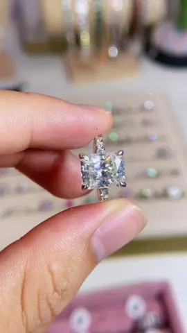 Discover the perfect accessory for your style#jewelrytiktok #jewelrytiktokshop #weddingring #engagementringshopping #ring #moissaniteengagementring #fyp 