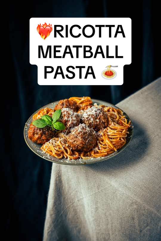 🍝 RICOTTA MEATBALL SPAGHETTI 🍝 Wenn ihr Ricotta in eure Meatballs gebt, macht das nicht nur die besten „Fleischlaberl“ der Welt 🤩 Mit meiner gerösteten Tomatensauce wird das obendrein zum absoluten Endgegner... Oida! 😄🍅❤️‍🔥🌿 #motioncooking #spaghetti #meatballs #meatballpasta #ricottameatballs #italianfood #pastalovers #fy #foryou #recipeideas #motion #cooking #fleischbällchen #rezept 