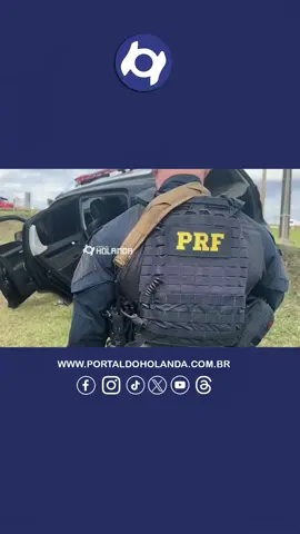 ➡ Mais informações no LINK DOS STORIES ou no LINK da BIO.  Um policial civil foi preso na terça-feira (16), após ser flagrado transportando drogas em uma viatura falsa da própria corporação na cidade de Cascavel, no Paraná.  Segundo a Polícia Rodoviária Federal (PRF), a falsa viatura foi vista passando em alta velocidade por dentro de um posto de combustíveis, bateu em uma das bombas e só parou quando o veículo saiu da pista.  ↪Siga: www.portaldoholanda.com.br  📷 Reprodução Instagram  #Brasil #Paraná #CasodePolícia