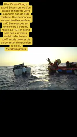 Hier, OceanViking a sauvé 38 personnes d'un bateau en fibre de verre surpeuplé dans la SRR maltaise. Une personne a eu une cheville cassée et a dû être évacuée sur une civière à bord du navire. La FICR et prend soin des survivants, certains d'entre eux souffrant de brûlures de carburant et d'exposition au soleil. #viedesmigrants 