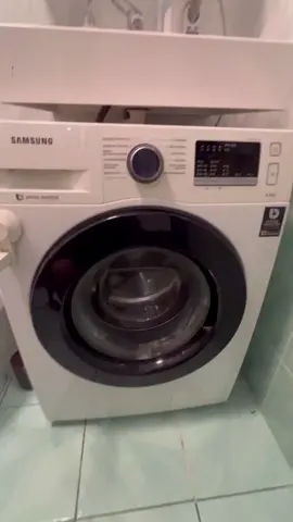 Описание ремонта стиральной машины Samsung, где после набора воды машинка выключалась и выбивало автомат. Была выявлена проблема с нагревательным элементом (тэном), который был заменен, и после этого машинка заработала исправно. #СтиральнаяМашина #РемонтТехники #ПроблемыТехники
