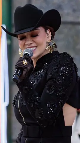 Styling by Me and Posshenko ❤️ #diva #divalomas #fashionstylist #fashioninspo #fashionhunter #fashionhacks #belleza #celebstylist #modaentiktok #moda #destacame #viral #latiafashionista #parati #stylist #preguntaleatutia #rosierivera 