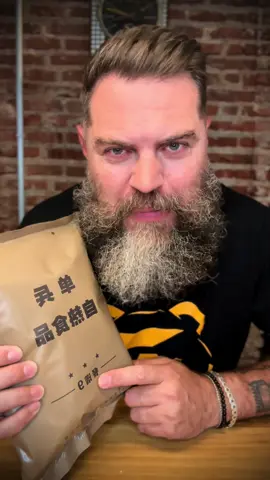 Probando ración de combate de China. 