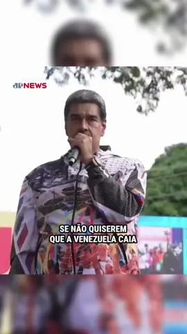 Durante um comício em sua campanha pela reeleição, o presidente da Venezuela, Nicolás Maduro, fez declarações alarmantes, prevendo um “banho de sangue” e uma “guerra civil fratricida” caso não seja reeleito. O discurso foi realizado na paróquia de La Vega, em Caracas, onde Maduro fez referência a “fascistas”, sem especificar a quem se referia. Ele enfatizou seu desejo de alcançar “a maior vitória da história eleitoral do nosso povo”. Algumas pesquisas de opinião indicam que Maduro está atrás de Edmundo González, um ex-diplomata que se tornou seu principal rival nesta eleição. González conta com o apoio de María Corina Machado, líder da oposição, que tem conquistado eleitores ao prometer restaurar a democracia e reunir famílias separadas pela migração. 🎥 Reprodução X: dw_espanol 📺 Confira na JP News e Panflix #JovemPanNews #Venezuela #Eleições #Maduro