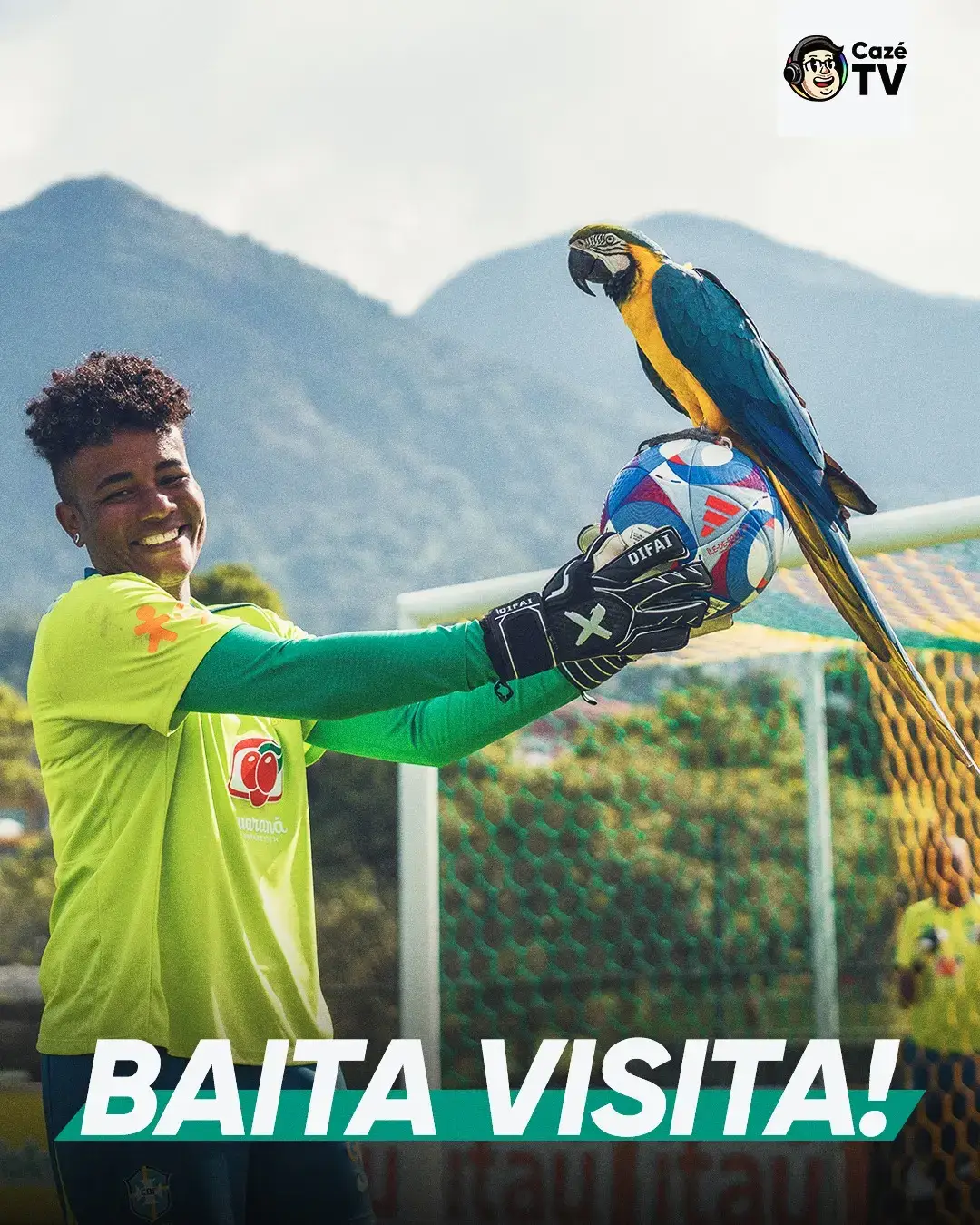 LÁ ONDE A ARARA DORME 🦜 No último treino antes de embarcar para #Paris2024, a seleção brasileira de futebol recebeu uma visita SENSACIONAL! A Arara Canindé foi deixar as melhores energias para o Brasa voar alto, não tem jeito! Agora é chegar com tudo na França. Pra cima, meninas!  #OlimpíadasNaCazéTV  📷:Fabio Souza/CBF