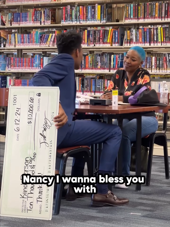 Homeless man blesses college student who just lost their mom#drama#dramatiktok#fyp#foryoupagе#feelgood#blessings#kindness#heartwarming