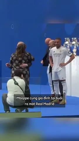Còn gì tuyệt vời hơn mọi bước chân đều có sự đồng hành của gia đình #mbappe #realmadrid #family #thethao247