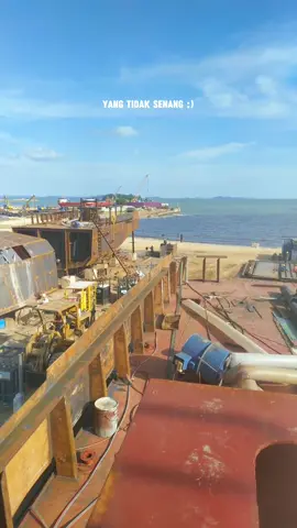 tetap Santai#tanjungbalaikarimun #karimunberazam #welder #Galangan #senimanapi #galangankapal