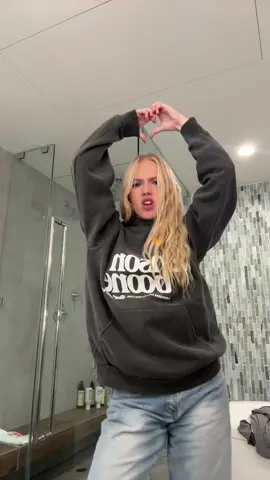 MOOD BCOS WALK OVER IS OUT GO STREAM PLS🧡💜🥹🎉🎁