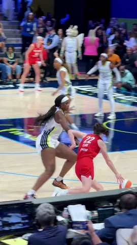 Effortless passing  #caitlinclark #WNBA #assist 