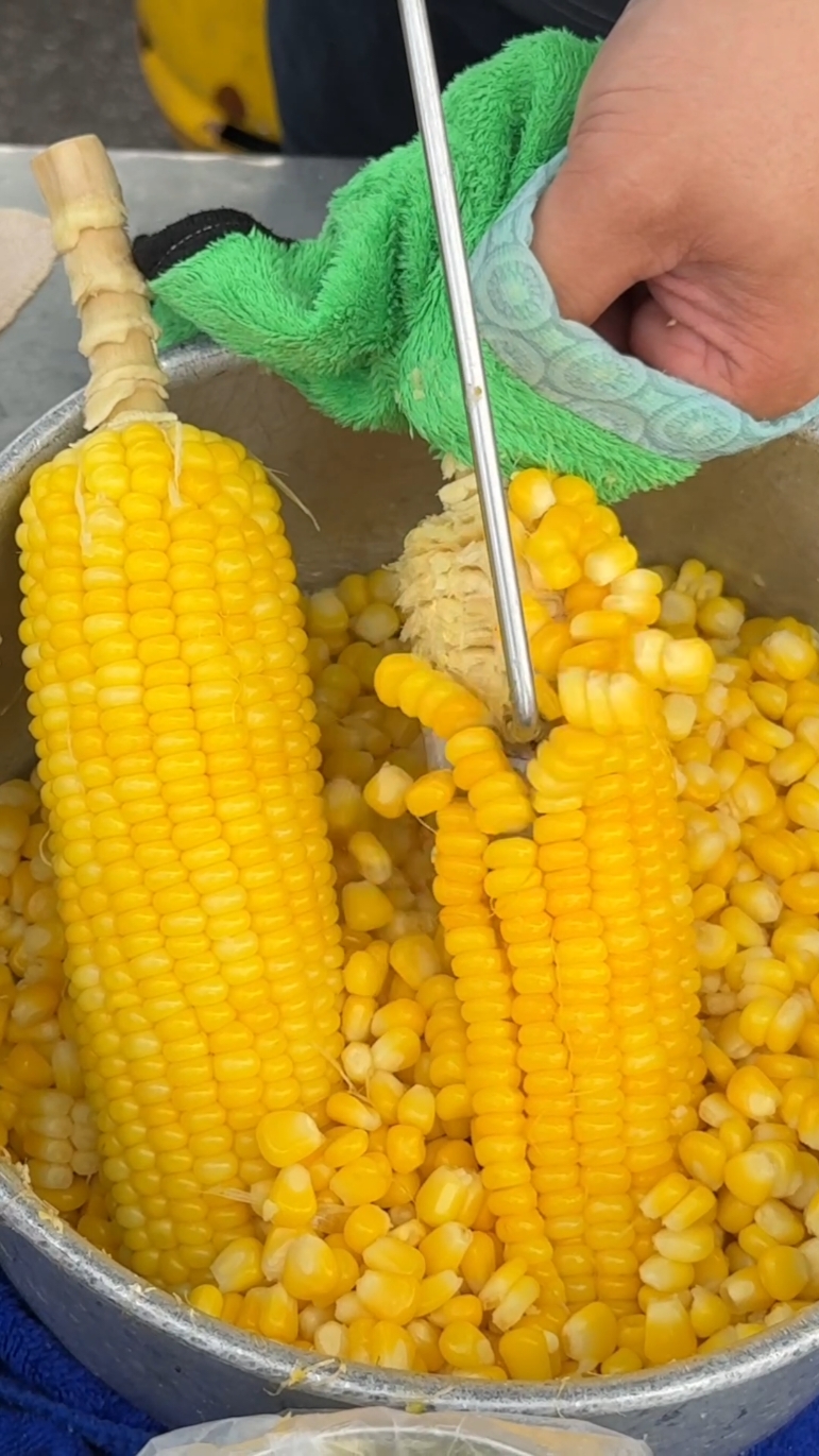 So Awesome! Amazing! Corn Peeling Skills! Setia Alam Pasar Malam map : goo.gl/maps/4ar75t7XBhU5Vo3RA #corn #amazing #peeling #fyp 